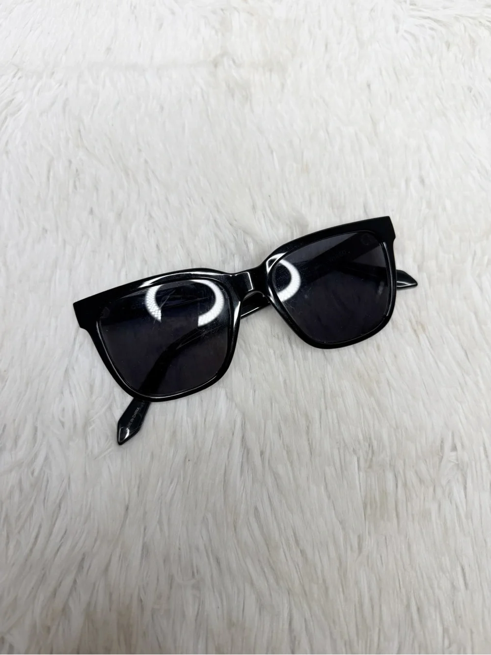 QUAY / Drive in large square unisex sunglasses black lens black frames